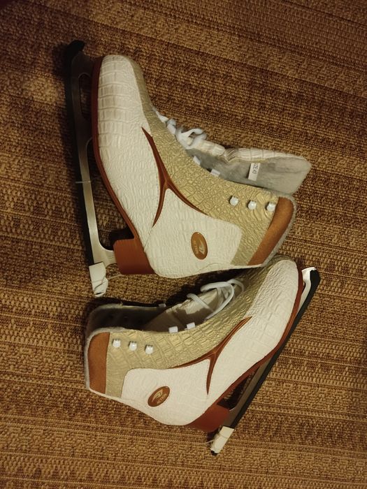 Коньки ледовые женские