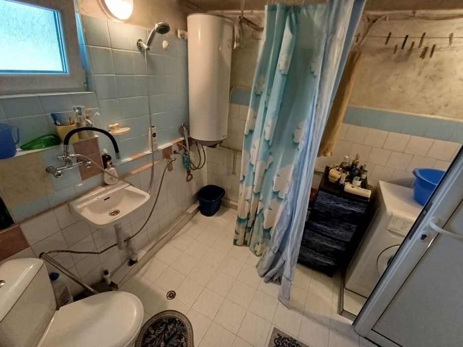 Просторна триетажна къща с голям двор в с. Дивотино, обл. Перник