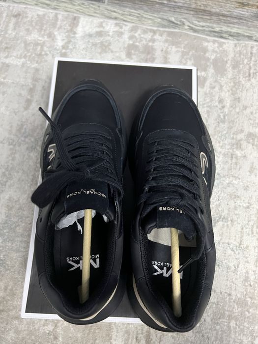 Продам кроссовки