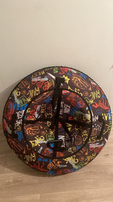 Качеля и надувной баллон