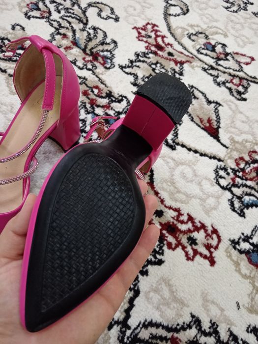 Tufli malinoviy rangli