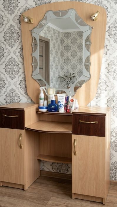 Продам туалетный столик с лампочками