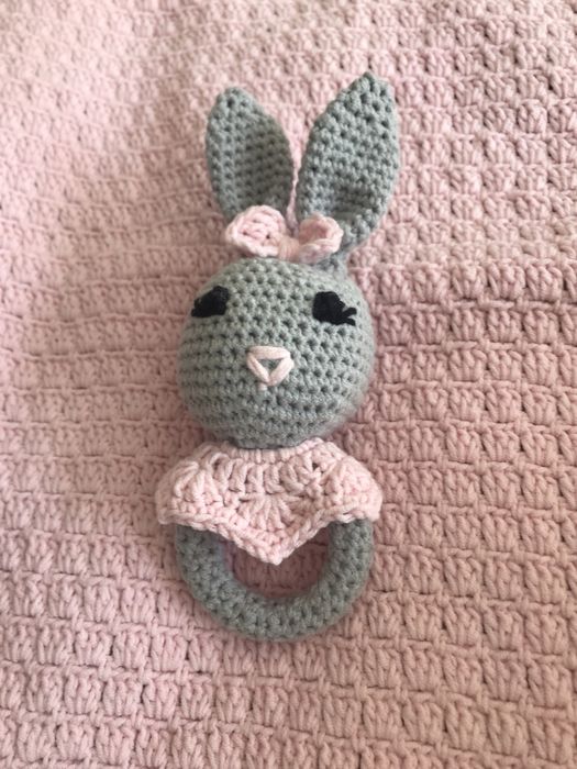 Бебешка дрънкалка - ръчно изплетена