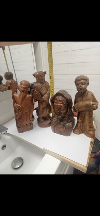Statuete sculptate în lemn
