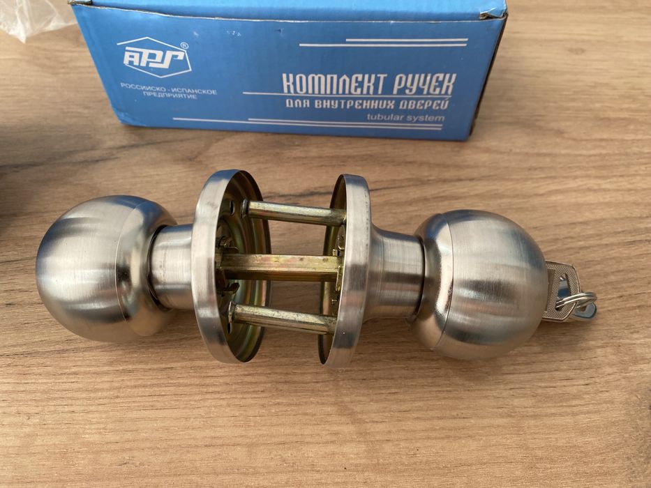 Продам дверные ручки с ключами