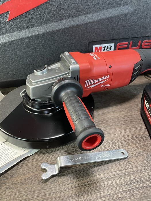 Vând Flex Milwaukee cu disc de 230 mm
