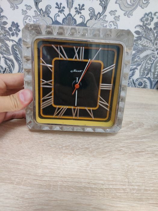Продаю настольные часы Маяк