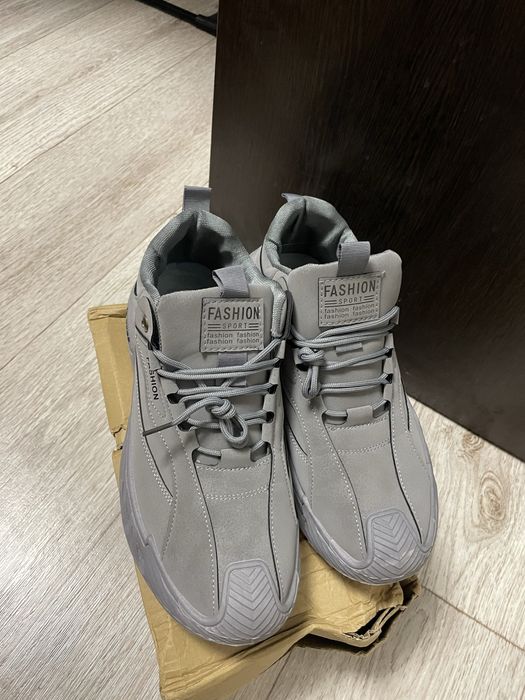 Продам мужские кроссовки