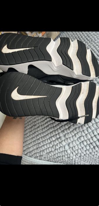 Adidasi nike.