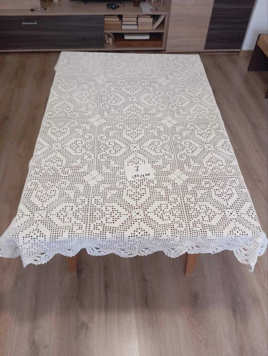 Плетени на една кука покривки за маса и кувертюри с указани размери.