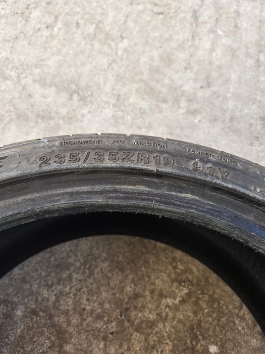 2 бр. Автомобилни гуми 235.35.19