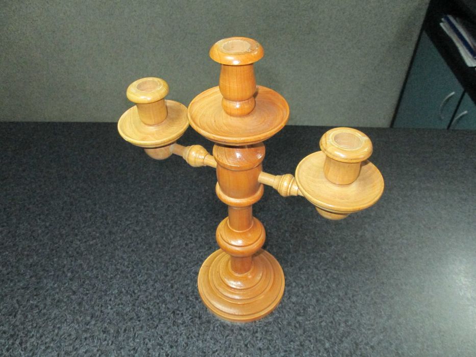 Продавам старинен дървен СВЕЩНИК-изключително рядък