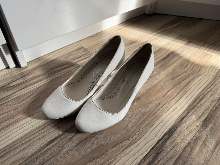 Отдам белые свадебные туфли………….