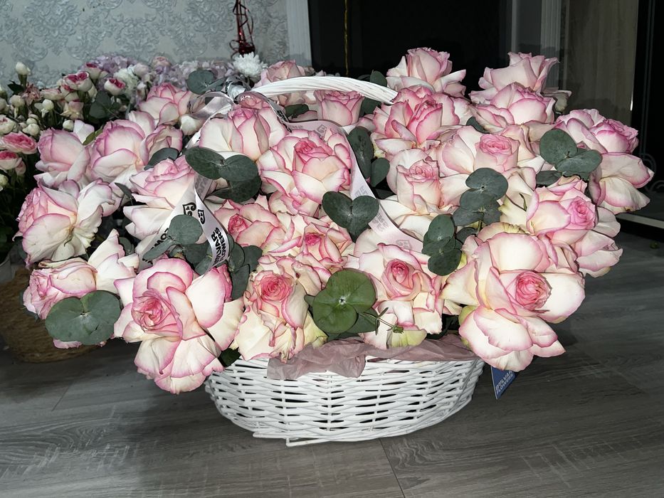 Цветы розы корзина