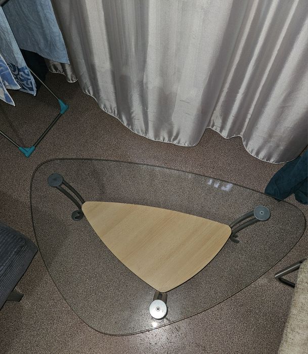 Стол стеклянный .