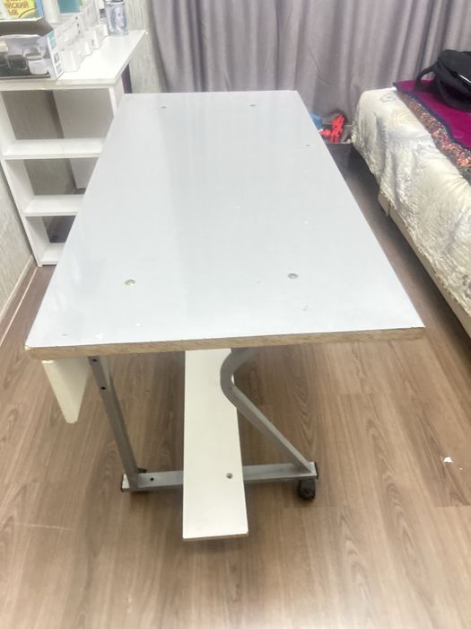 Стол удобный колесиках