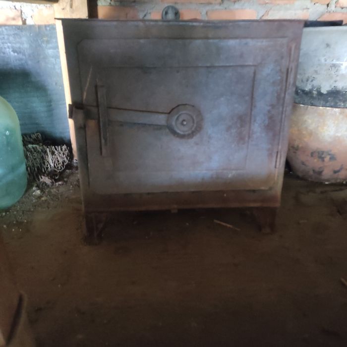 Продам духовку  старинную за 10000