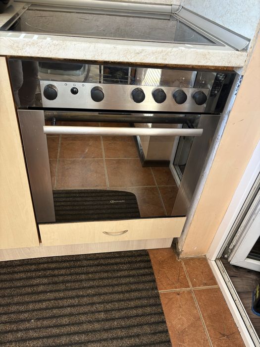 Фурна за вграждане с керамичен плот