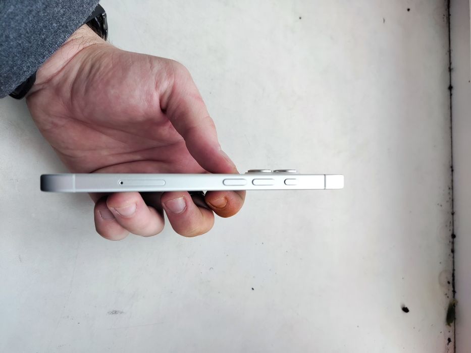 iphone 16 белый.