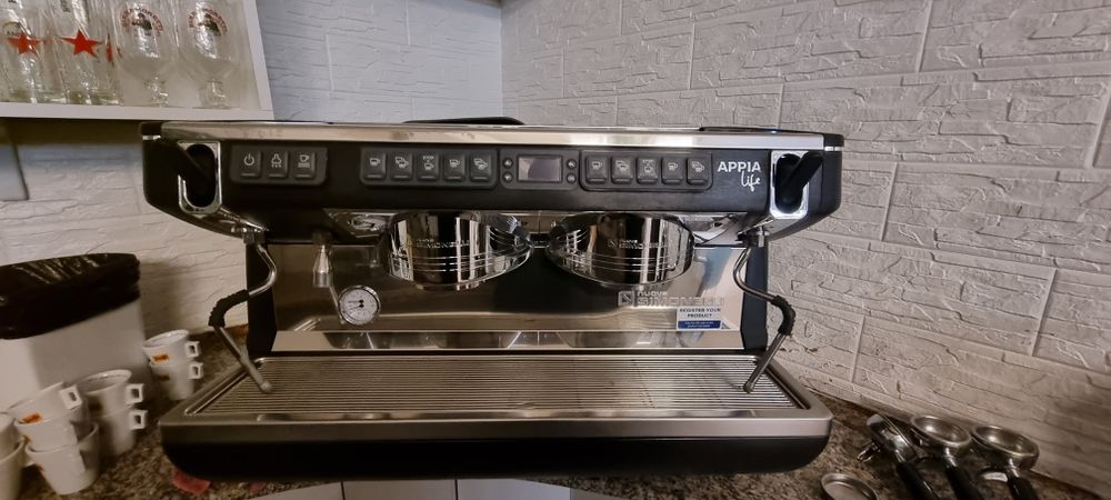 Esspresor de cafea Nuova Simonelli cu doua porturi