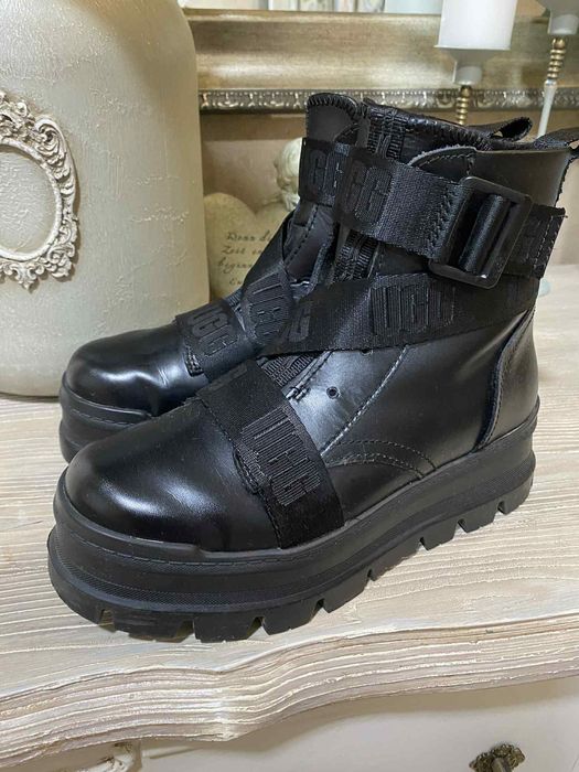 Оригинални обувки UGG