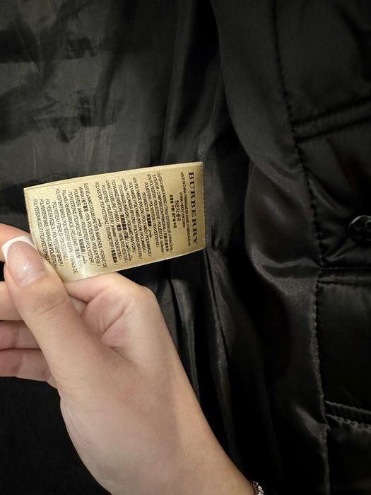 Geaca burberry,aproape noua ,lunga f comoda la purtare,fara defecte,ne
