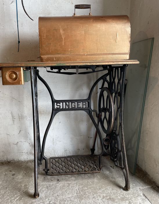 Продам швейную машинку.