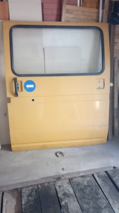 Продам задние и боковые двери от пассаж.Газели