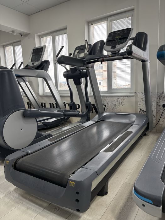 Продавам професионална пътека Precor 956i