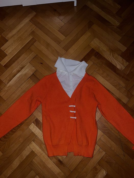 Оранжев пуловер