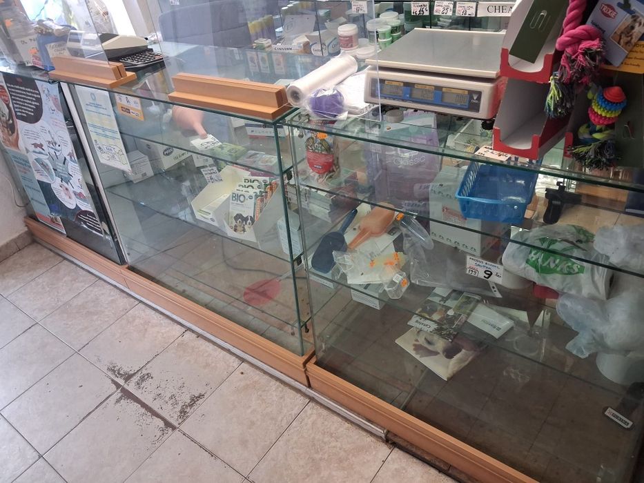 Tejghea rafturi  sticla magazin prezentare