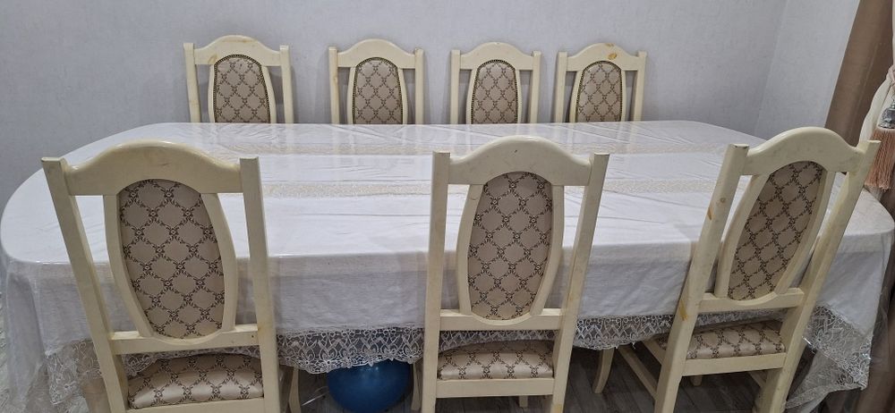 Продаю стол со стулями