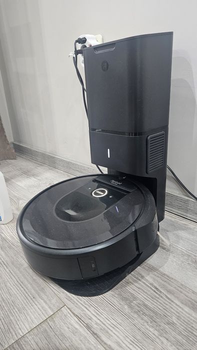 Прахосмукачка iRobot Roomba Combo i8+ със станция за автоматично изпразване – като нов