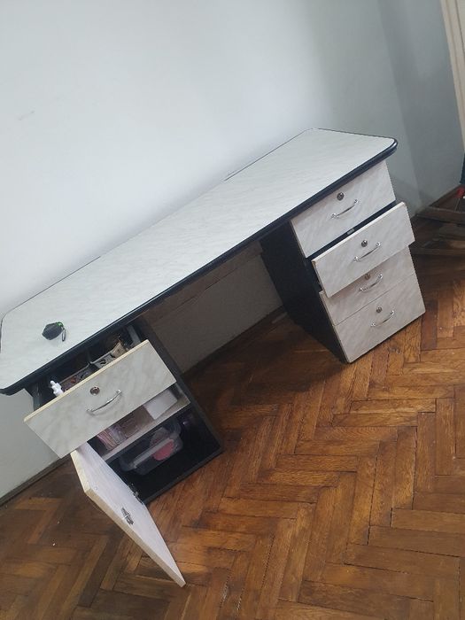 Birou, comoda de TV si masuta de cafea