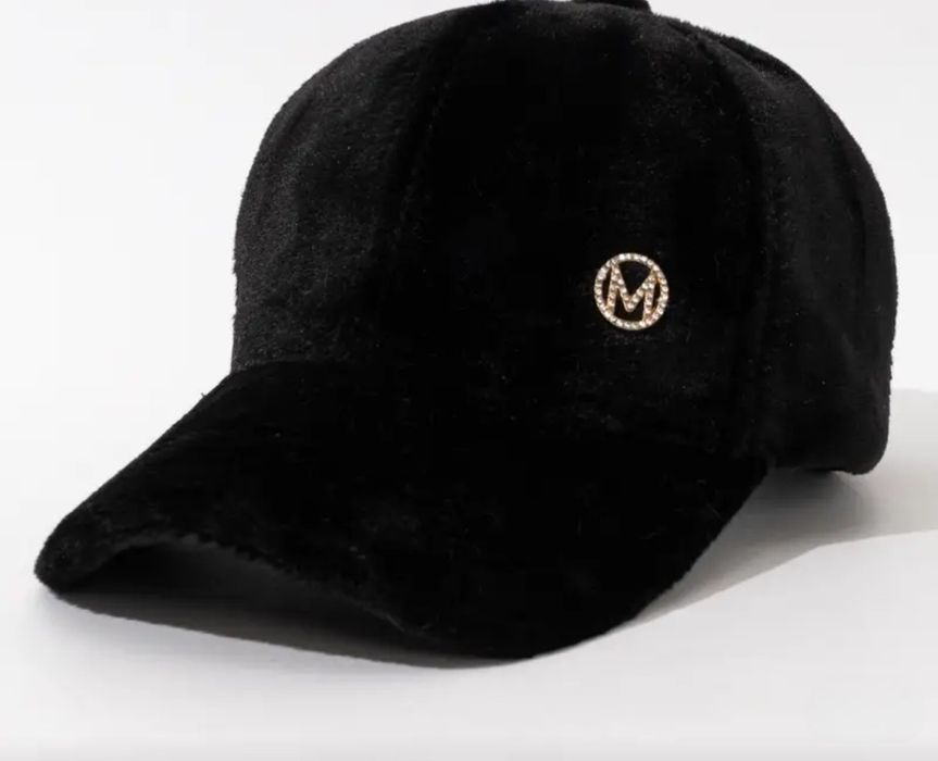 Черна шапка - кадифе.