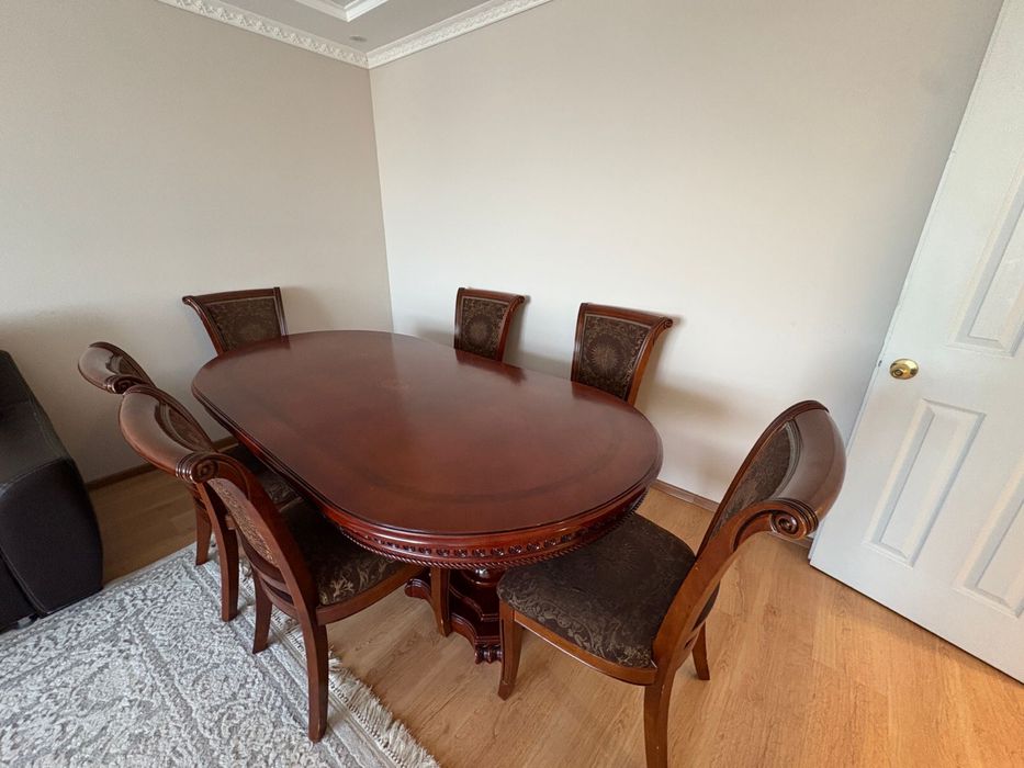 Продам деревянный стол со стульями