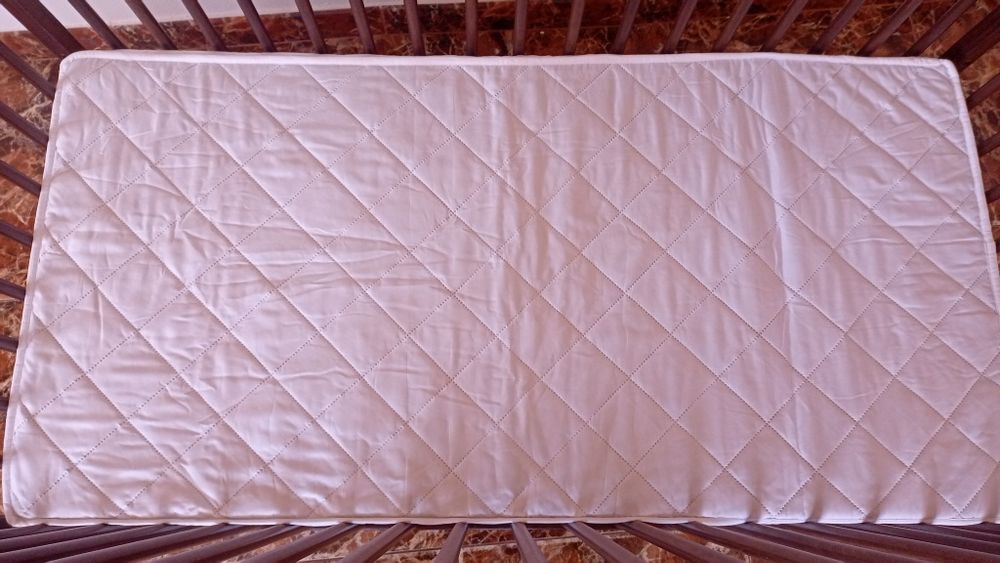 Pătuț din lemn pentru bebeluș