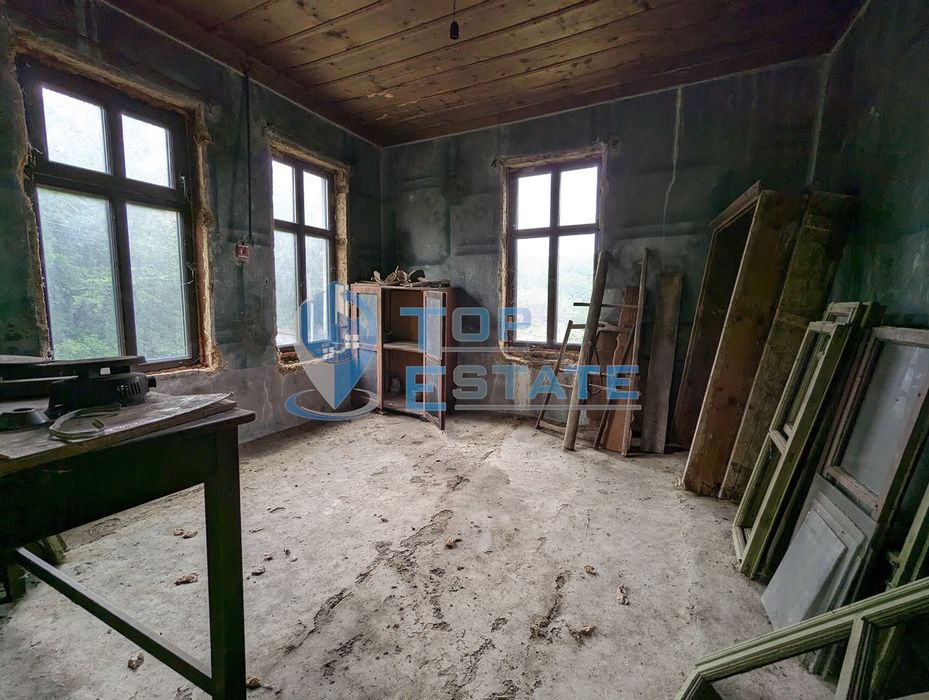 Къща с каменни основи и панорамна гледка в село Миндя