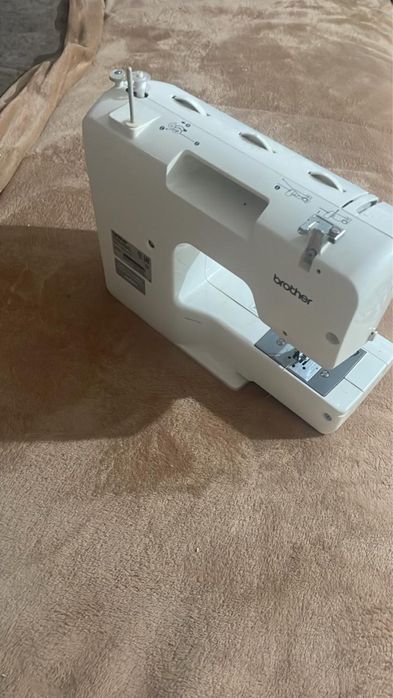 Продаю швейную машину