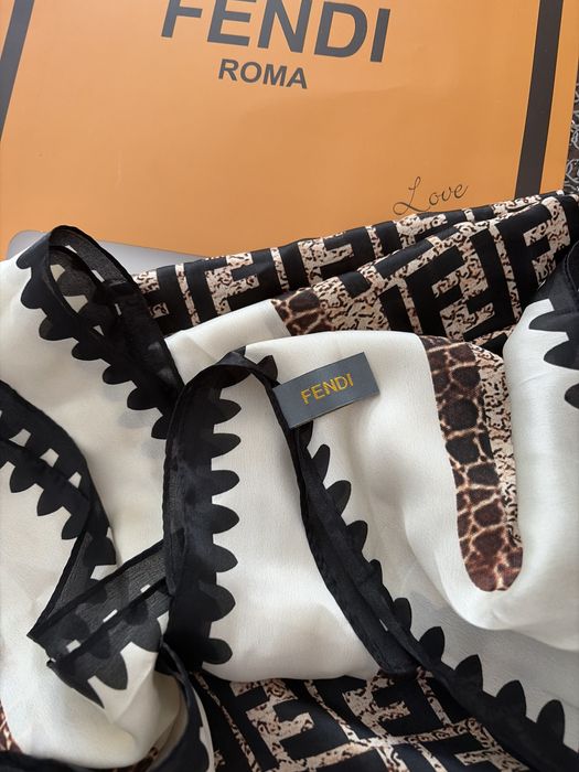 Esarfa din matase, Fendi