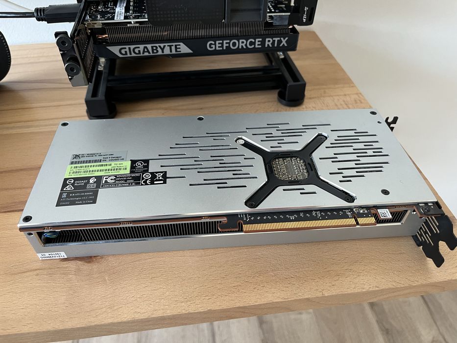Placa Video Gaming Editare AMD Radeon VII 16GB 4096 Bit Peste RTX