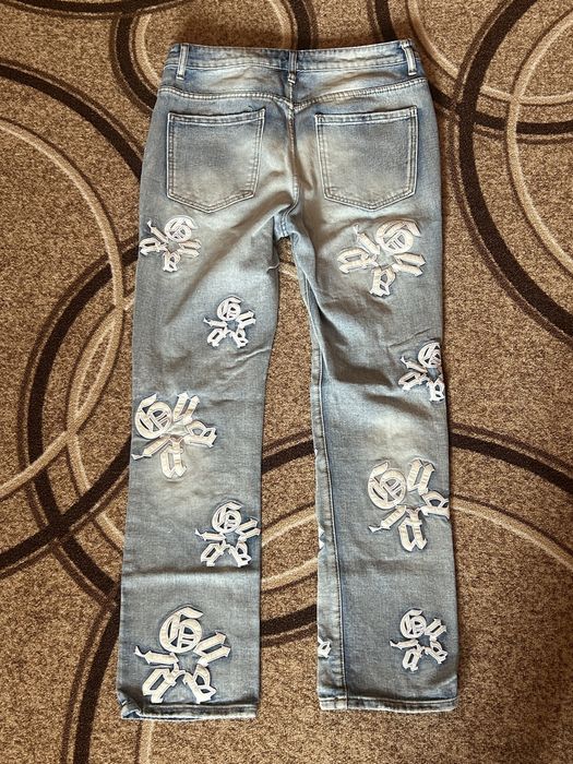 Мъжки накъсани дънки с готически елементи и нашивки