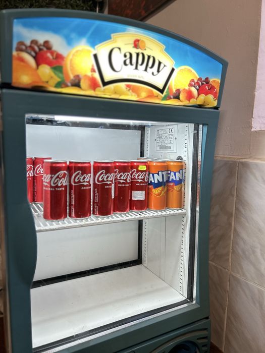 Продавам мини хладилна витрина в много добро състояние