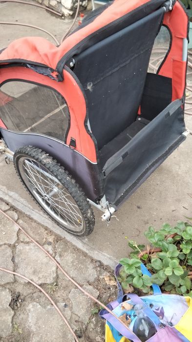 Vinde cărucior pt copii atașat la bicicleta