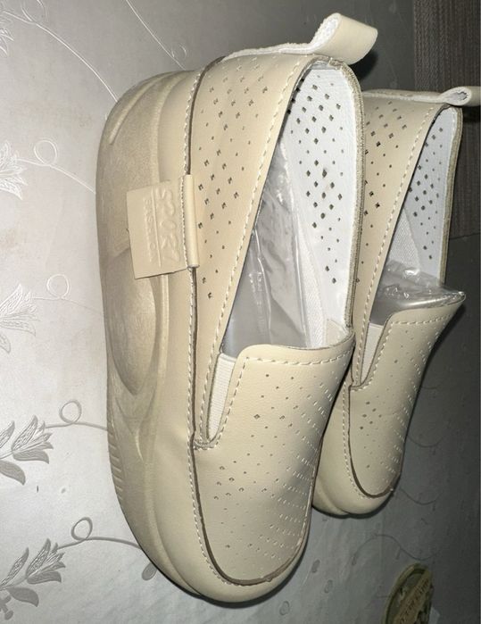 Легкие кроссовки на лето