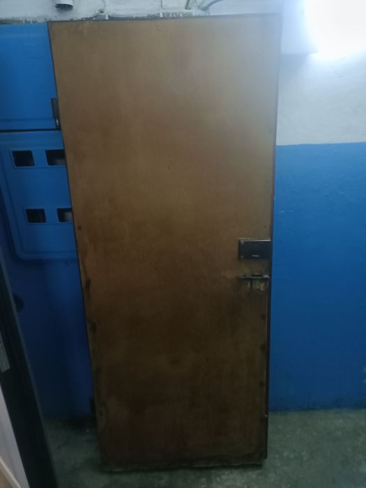 Продам железную дверь