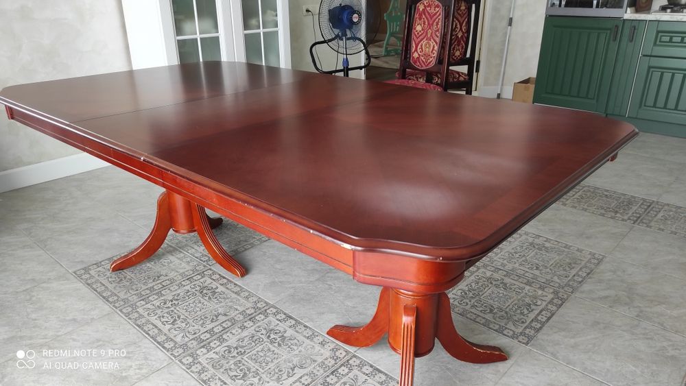 Обеденный стол для кухни