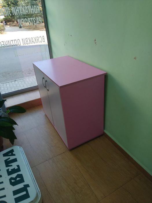 Продажба на шкафове и бюро