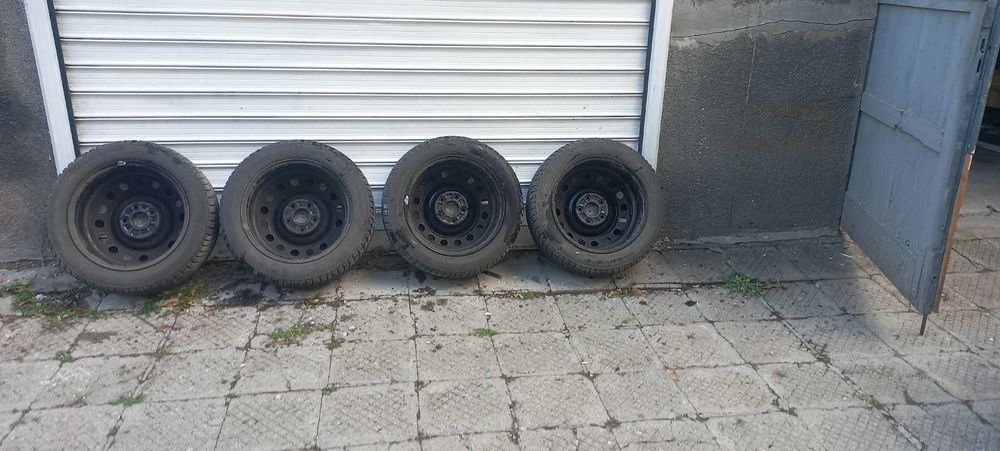 Зимни гуми Bridgestone с железни джанти и оригинални тасове за Тoyota Corolla