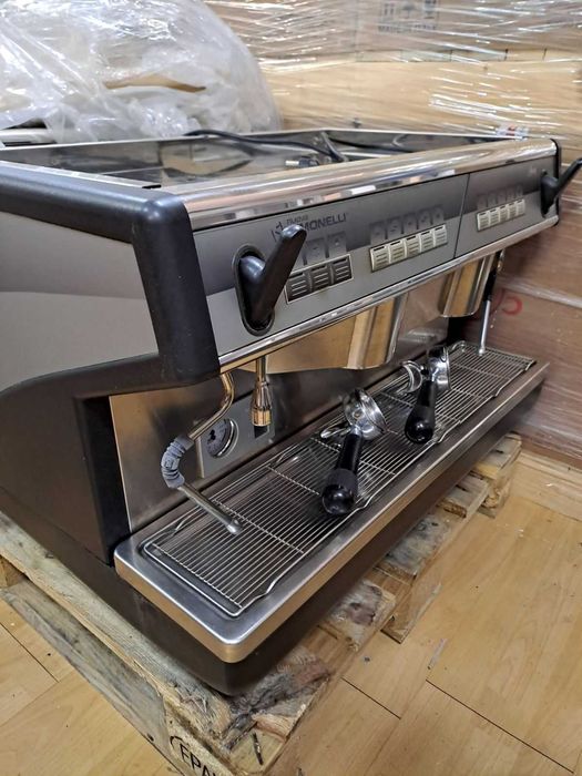 Комплект кафемашина и кафемелачка Nuova Simonelli